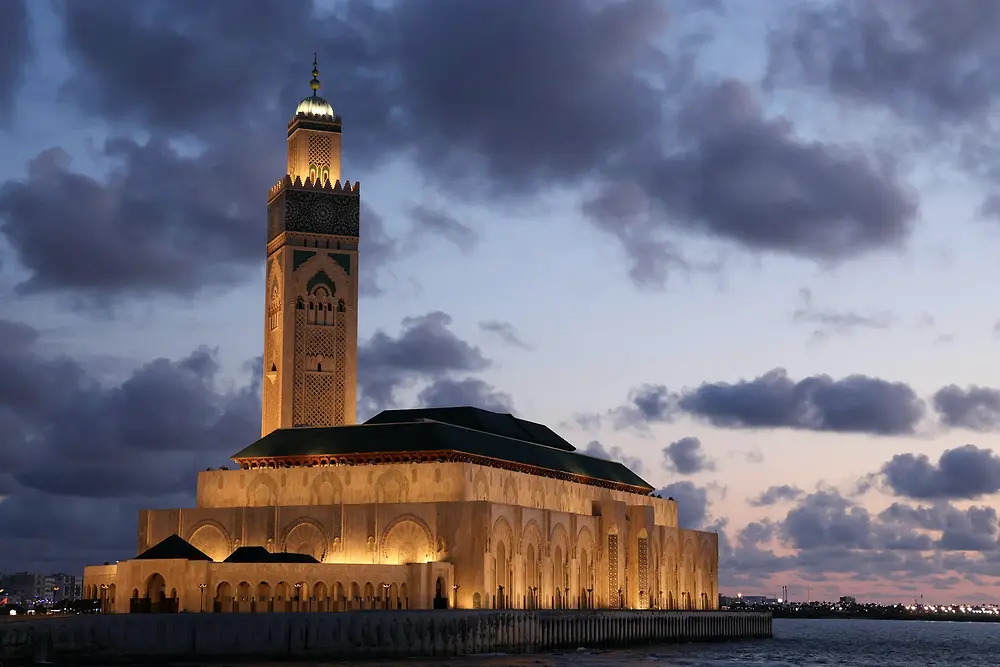 La mosquée Hassan II à Casablanca, illuminée au crépuscule