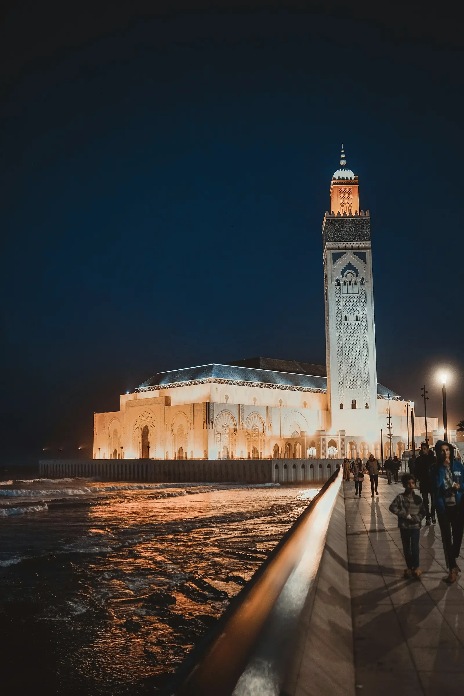 La mosquée Hassan II illuminée, à Casablanca