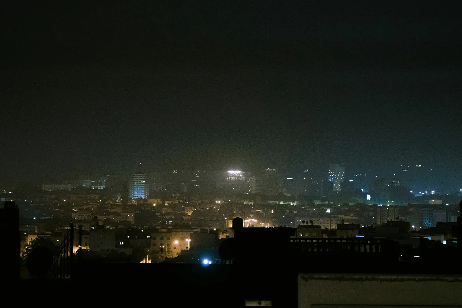Une ville marocaine de nuit