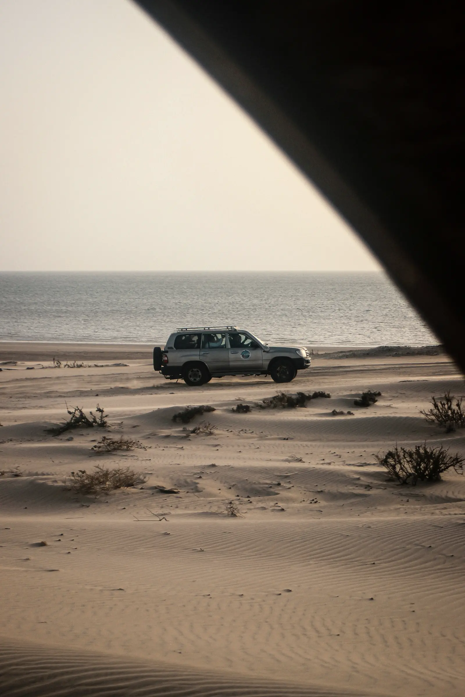 Un 4x4 sur le sable, dans le désert des provinces du Sud