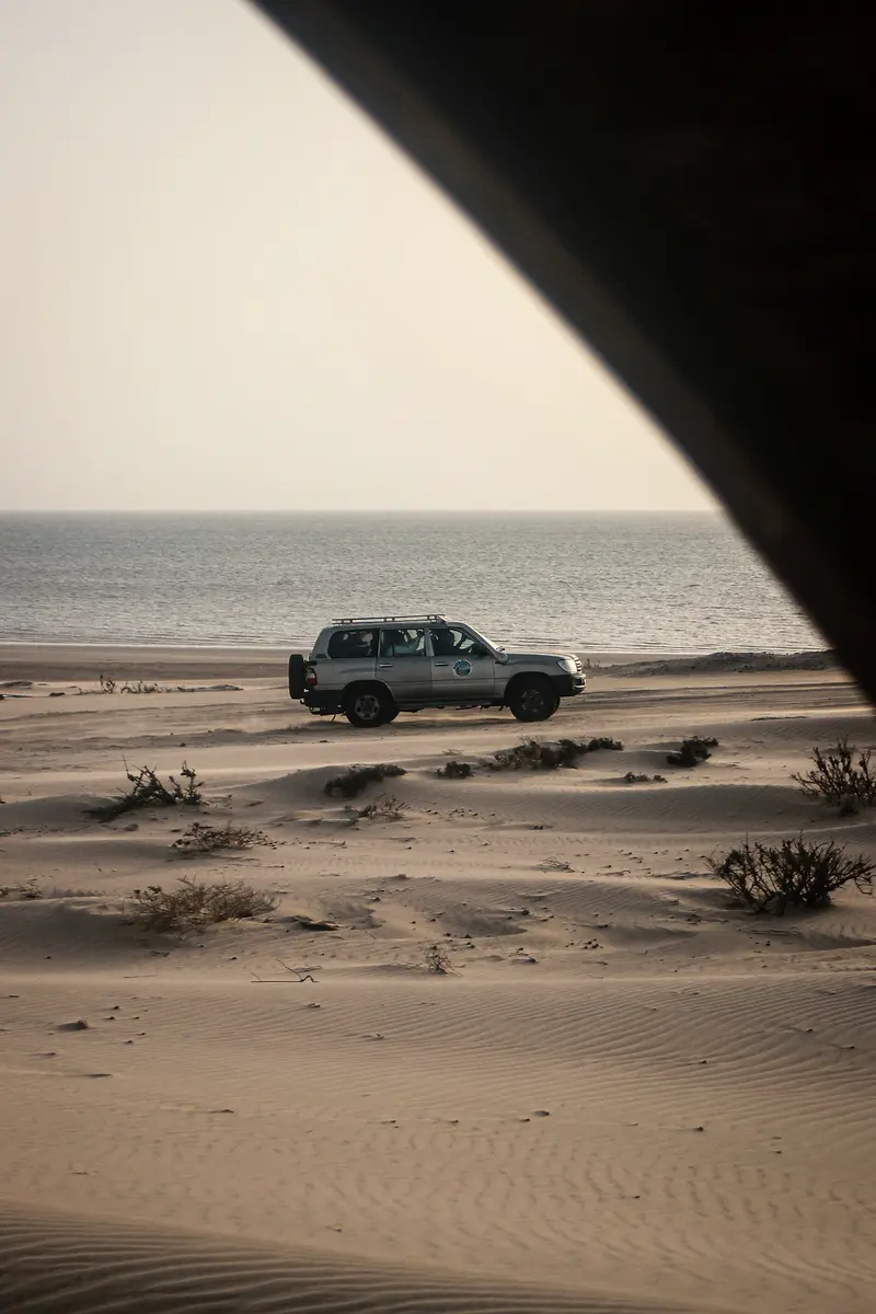Un 4x4 sur le sable, dans le désert des provinces du Sud