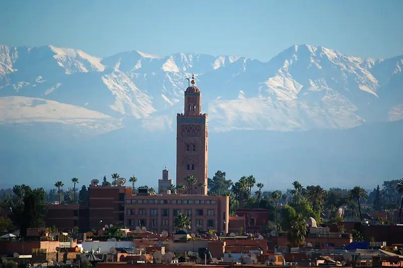 La Koutoubia devant les sommets enneigés de l’Atlas, à Marrakech